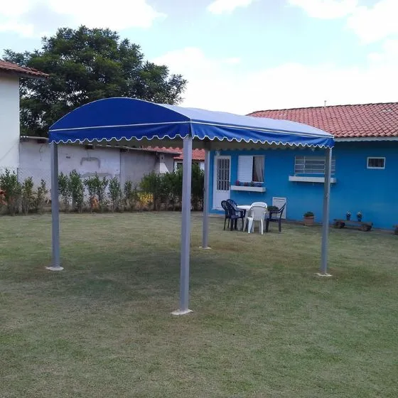 Cobertura de Lona em Atibaia SP Cobertura de Lona em Atibaia SP — Cobertura em quintal residencial coberto