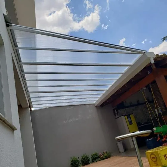 Cobertura de Policarbonato Alveolar em Atibaia SP Cobertura de Policarbonato Alveolar em Atibaia SP — Instalação em garagem residencial