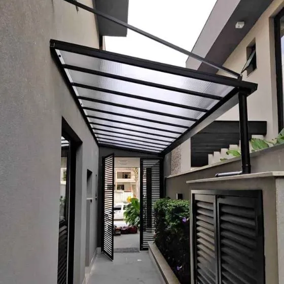 Cobertura de Policarbonato Alveolar em Atibaia SP Cobertura de Policarbonato Alveolar em Atibaia SP — Cobertura em quintal residencial coberto