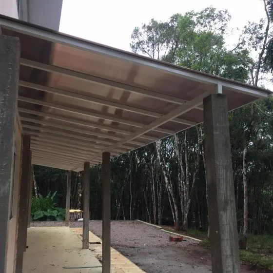 Cobertura de Policarbonato Alveolar em Atibaia SP Cobertura de Policarbonato Alveolar em Atibaia SP — Cobertura em pátio de comércio com mesas externas