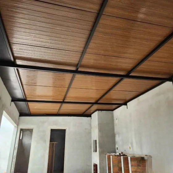 Cobertura de Telha Forro Amadeirado em Atibaia SP Cobertura de Telha Forro Amadeirado em Atibaia SP — Instalação em garagem residencial