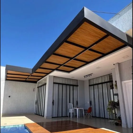 Cobertura de Telha Forro Amadeirado em Atibaia SP Cobertura de Telha Forro Amadeirado em Atibaia SP — Cobertura com calha lateral para escoamento