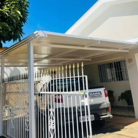 Cobertura de Telha Metálica Forro em Atibaia SP Cobertura de Telha Metálica Forro em Atibaia SP — Instalação em garagem residencial