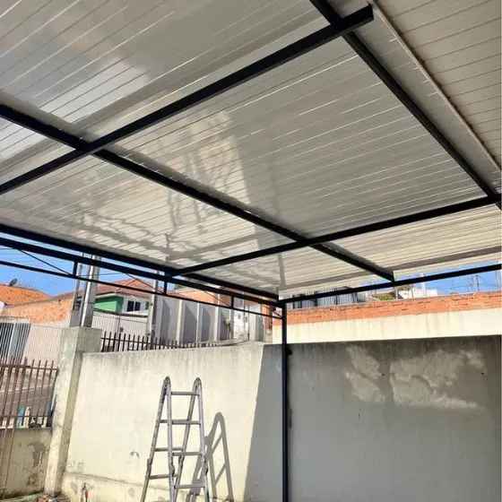 Cobertura de Telha Metálica Forro em Atibaia SP Cobertura de Telha Metálica Forro em Atibaia SP — Cobertura em pátio de comércio com mesas externas