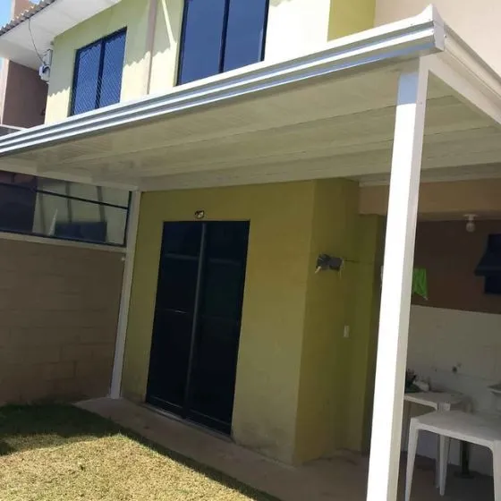 Cobertura de Telha Metálica Forro em Atibaia SP Cobertura de Telha Metálica Forro em Atibaia SP — Instalação em estacionamento