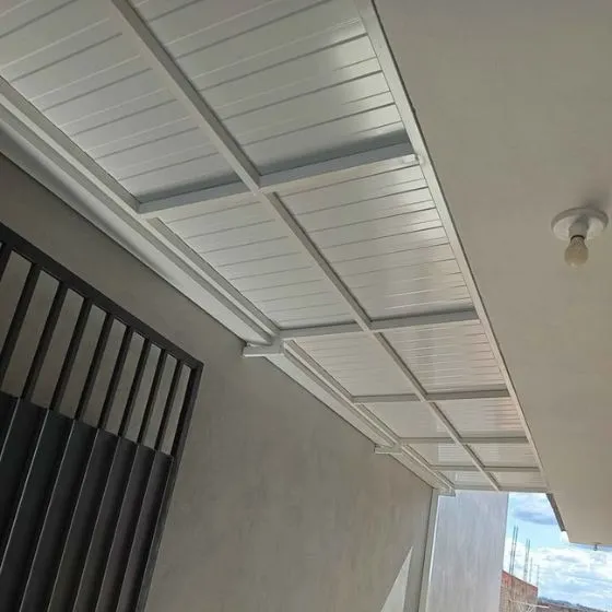 Cobertura de Telha Metálica Forro em Atibaia SP Cobertura de Telha Metálica Forro em Atibaia SP — Cobertura com calha lateral para escoamento