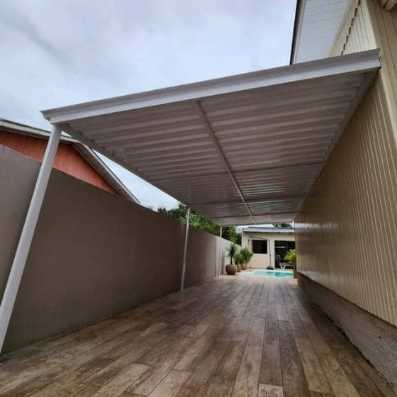 Cobertura de Telha Metálica Simples em Atibaia SP Cobertura de Telha Metálica Simples em Atibaia SP — Instalação em garagem residencial