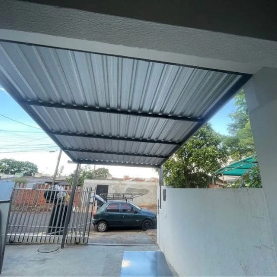Cobertura de Telha Metálica Simples em Atibaia SP Cobertura de Telha Metálica Simples em Atibaia SP — Cobertura em quintal residencial coberto