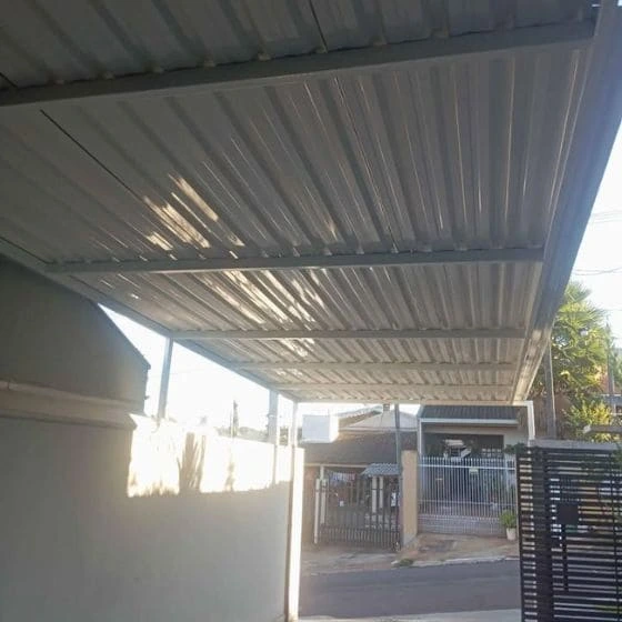 Cobertura de Telha Metálica Simples em Atibaia SP Cobertura de Telha Metálica Simples em Atibaia SP — Cobertura em pátio de comércio com mesas externas