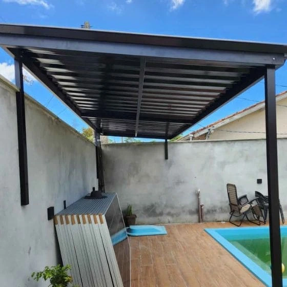 Cobertura de Telha Metálica Simples em Atibaia SP Cobertura de Telha Metálica Simples em Atibaia SP — Instalação em estacionamento