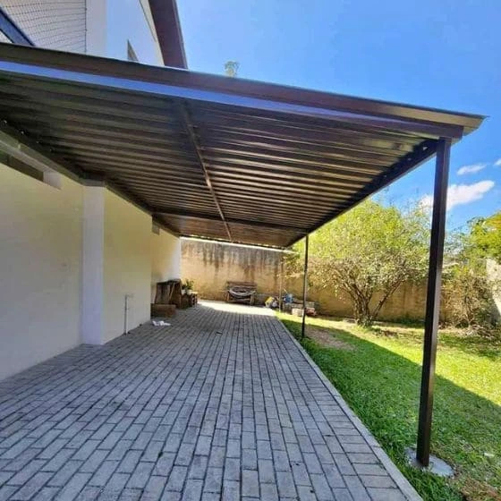 Cobertura de Telha Metálica Simples em Atibaia SP Cobertura de Telha Metálica Simples em Atibaia SP — Cobertura em passagem coberta entre ambientes