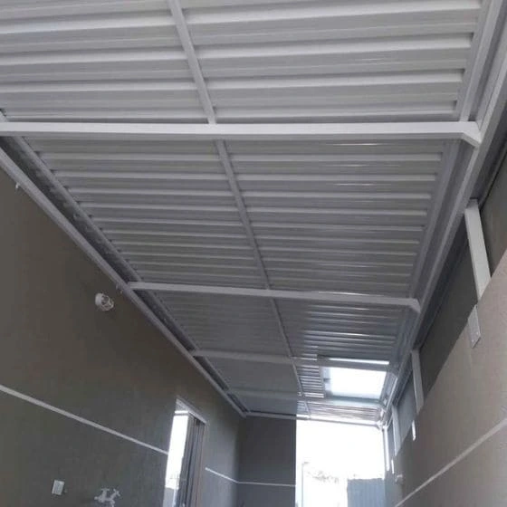 Cobertura de Telha Metálica Simples em Atibaia SP Cobertura de Telha Metálica Simples em Atibaia SP — Cobertura com calha lateral para escoamento