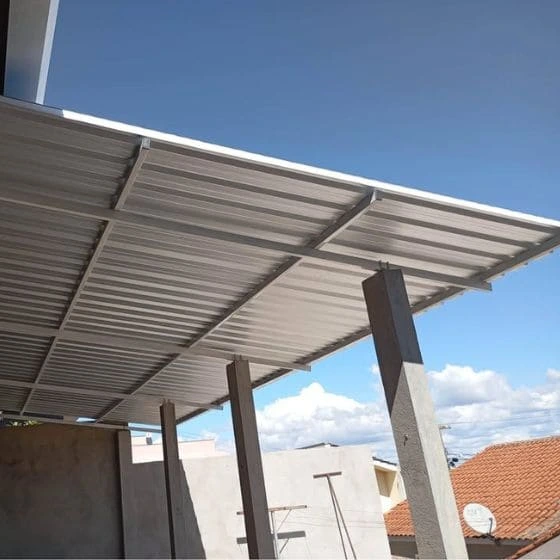Cobertura de Telha Metálica Simples em Atibaia SP Cobertura de Telha Metálica Simples em Atibaia SP — Instalação em fachada comercial