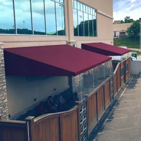 Cobertura Fixa de Lona Náutica em Atibaia SP Cobertura Fixa de Lona Náutica em Atibaia SP — Cobertura em quintal residencial coberto