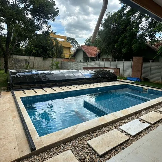 Cobertura Retrátil para Piscina em Atibaia SP Cobertura Retrátil para Piscina em Atibaia SP — Instalação em garagem residencial