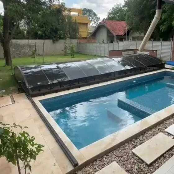 Cobertura Retrátil para Piscina em Atibaia SP Cobertura Retrátil para Piscina em Atibaia SP — Cobertura em área de piscina