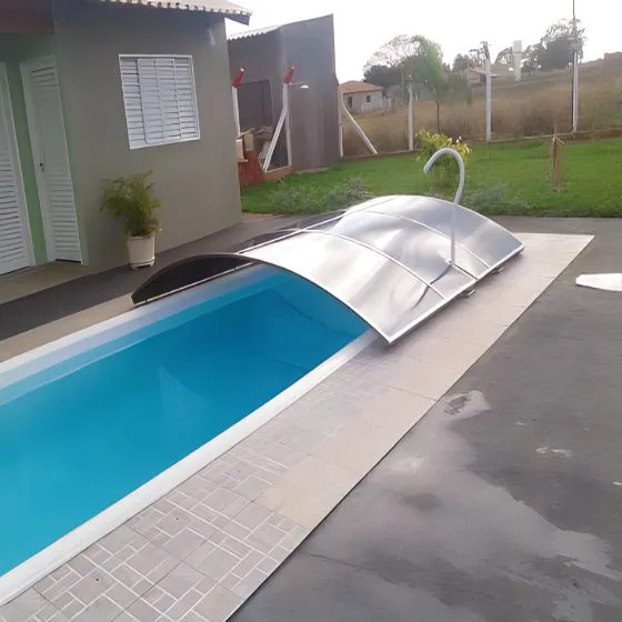 Cobertura Retrátil para Piscina em Atibaia SP Cobertura Retrátil para Piscina em Atibaia SP — Cobertura com estrutura metálica reforçada