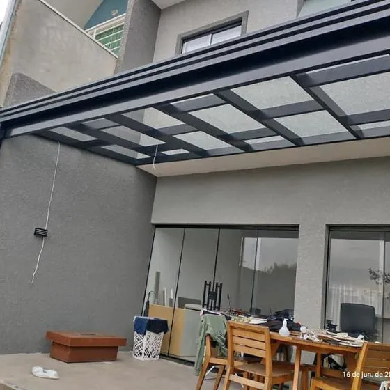 Pergolado de Alumínio com Policarbonato em Atibaia SP Pergolado de Alumínio com Policarbonato em Atibaia SP — Cobertura com estrutura metálica reforçada