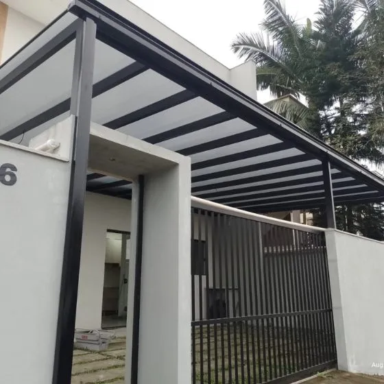 Pergolado Fixo de Ferro em Atibaia SP — Cobertura em pátio de comércio com mesas externas