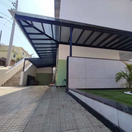 Pergolado Fixo de Ferro em Atibaia SP — Cobertura com calha lateral para escoamento