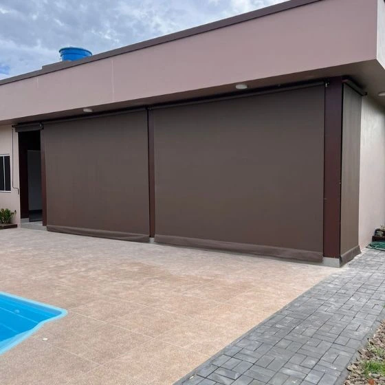Toldo Cortina de Tela Screen em Atibaia SP — Cobertura em pátio de comércio com mesas externas