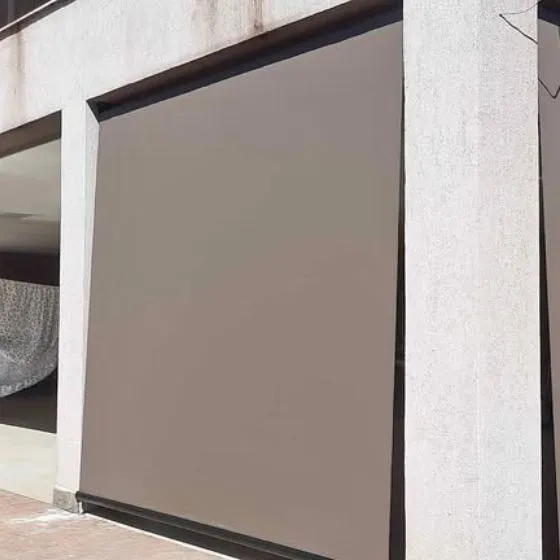 Toldo Cortina de Tela Screen em Atibaia SP — Cobertura com estrutura metálica reforçada
