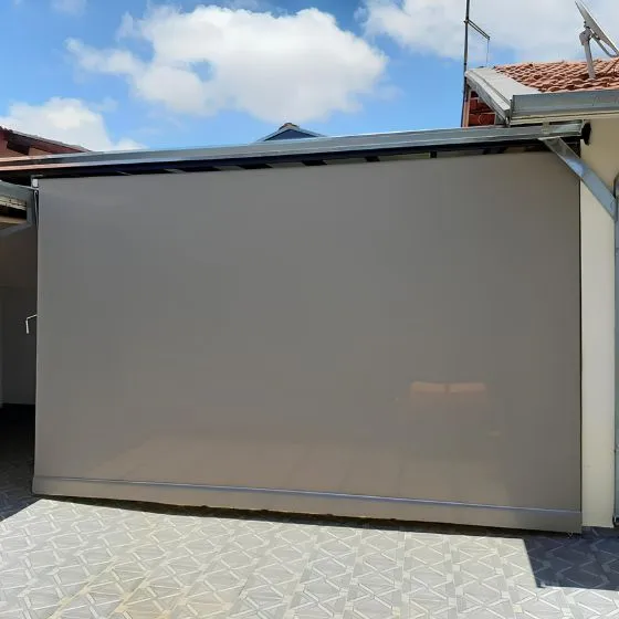 Toldo Cortina de Tela Screen em Atibaia SP — Cobertura com calha lateral para escoamento