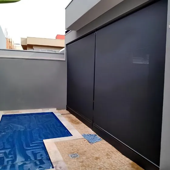 Toldo Cortina de Tela Screen em Atibaia SP — Instalação em fachada comercial