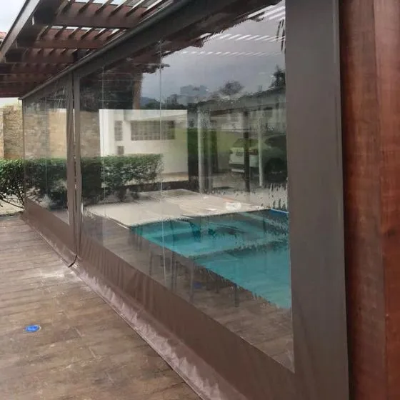 Toldo Cortina Fechamento Vertical em Atibaia SP — Cobertura em pátio de comércio com mesas externas