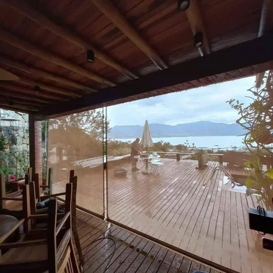 Toldo Cortina Fechamento Vertical em Atibaia SP — Cobertura com estrutura metálica reforçada