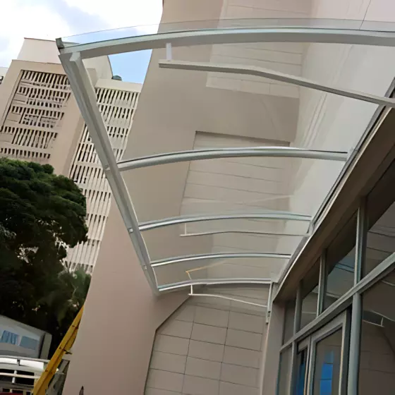 Toldo Fixo Policarbonato Compacto em Atibaia SP Toldo Fixo Policarbonato Compacto em Atibaia SP — Cobertura em área de piscina
