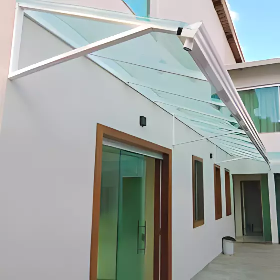 Toldo Fixo Policarbonato Compacto em Atibaia SP Toldo Fixo Policarbonato Compacto em Atibaia SP — Cobertura em quintal residencial coberto
