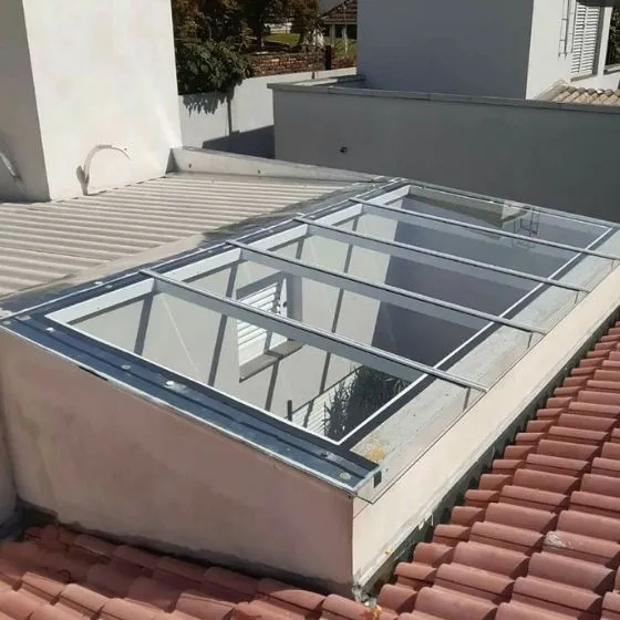 Toldo Fixo Policarbonato Compacto em Atibaia SP Toldo Fixo Policarbonato Compacto em Atibaia SP — Cobertura em pátio de comércio com mesas externas