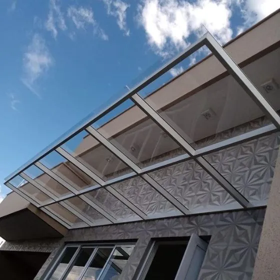 Toldo Fixo Policarbonato Compacto em Atibaia SP Toldo Fixo Policarbonato Compacto em Atibaia SP — Cobertura com estrutura metálica reforçada