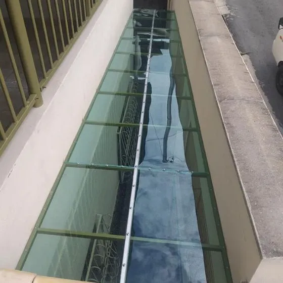 Toldo Fixo Policarbonato Compacto em Atibaia SP Toldo Fixo Policarbonato Compacto em Atibaia SP — Cobertura com calha lateral para escoamento