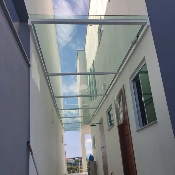 Toldo Fixo Policarbonato Compacto em Atibaia SP Toldo Fixo Policarbonato Compacto em Atibaia SP — Instalação em fachada comercial