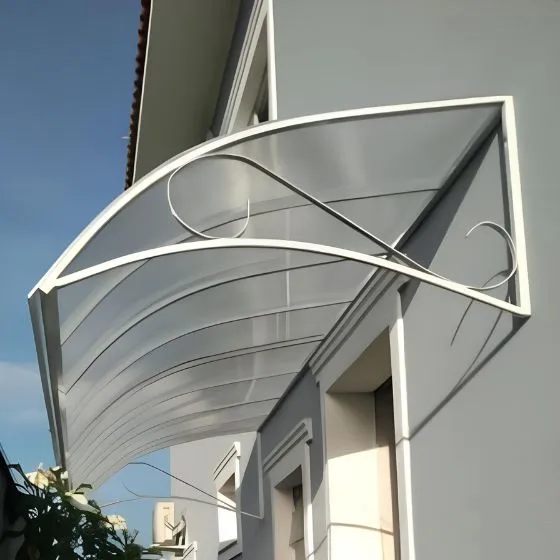 Toldo Policarbonato Alveolar em Atibaia SP — Cobertura com estrutura metálica reforçada