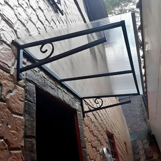 Toldo Policarbonato Alveolar em Atibaia SP — Cobertura em passagem coberta entre ambientes